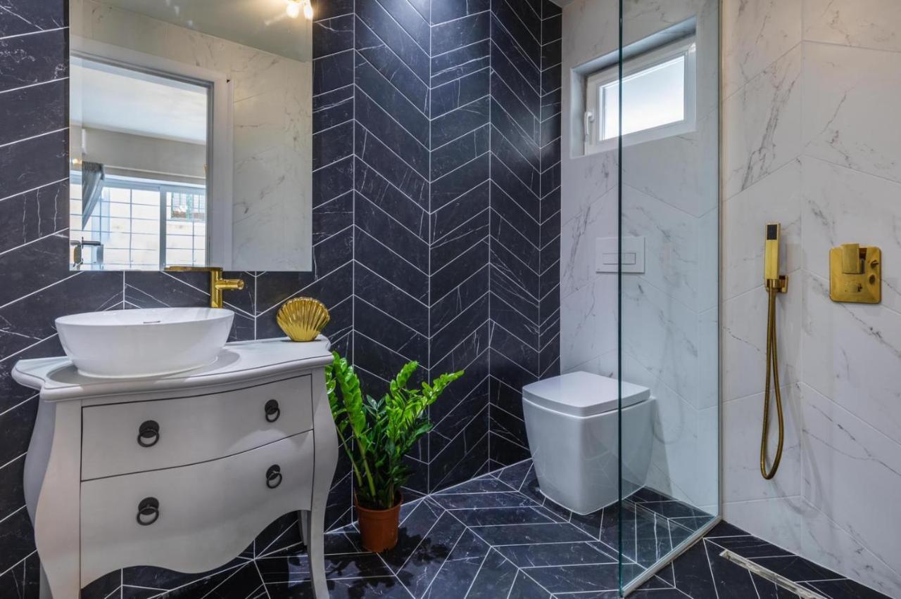 New & Unique Apartment - A 5 Minutes Ferry To Capital City Of Valletta Senglea Bagian luar foto